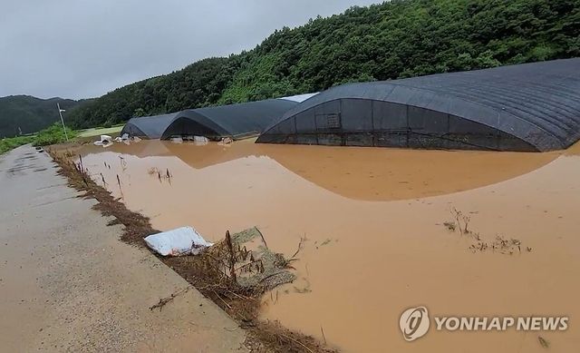 폭우에 농가 침수