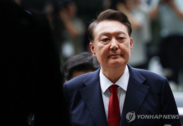 굳은 표정의 윤석열 전 대통령