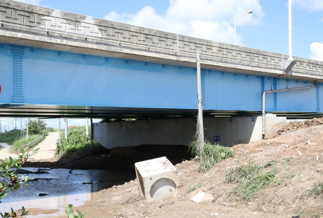 삽교천 제방 위에 설치된 삽다리교 교각
