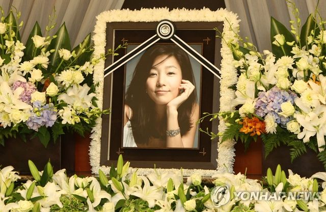 故 배우 장진영의 영정