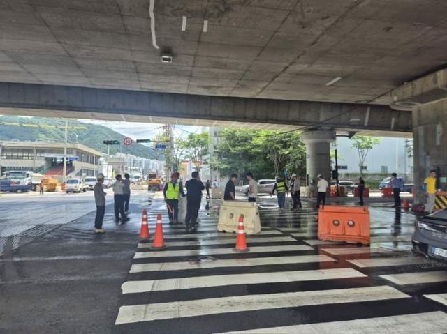 누수가 발생한 사상구 도로