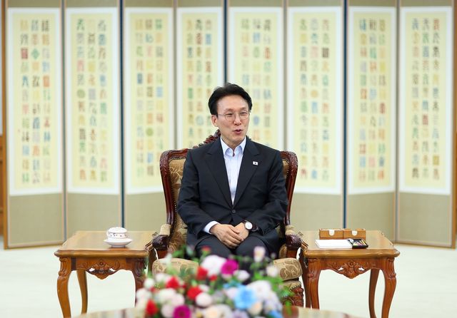 연합뉴스와 APEC 관련 인터뷰하는 김민석 총리