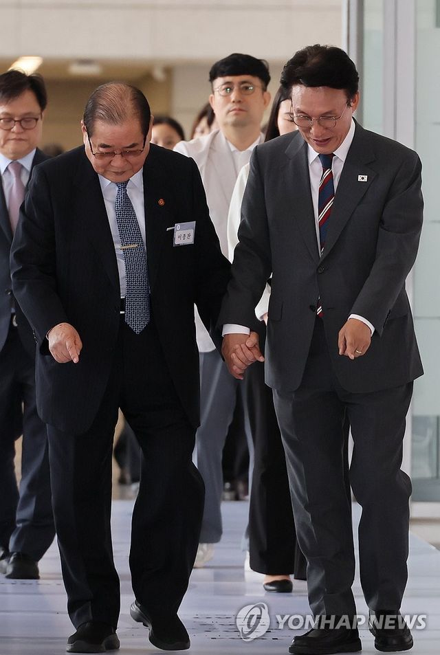 이종찬 광복회장 손잡고 이동하는 김민석 총리