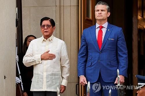 마르코스 필리핀 대통령 만난 헤그세스 미 국방장관(우)