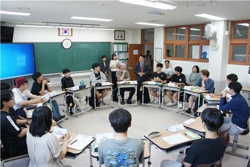 수업에 참관한 육동한 춘천시장