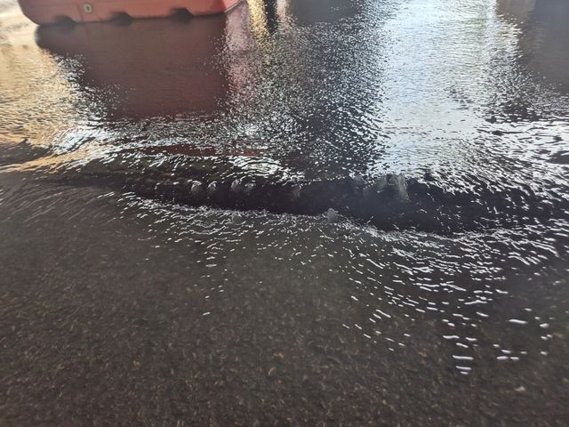 누수가 발생한 사상구 도로