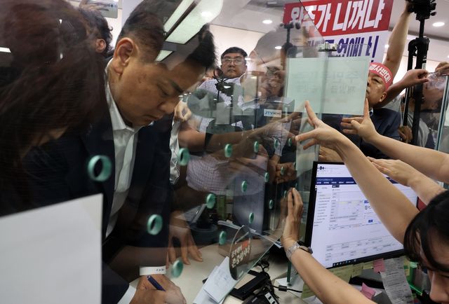 전입 신고하는 김관영 전북도지사 