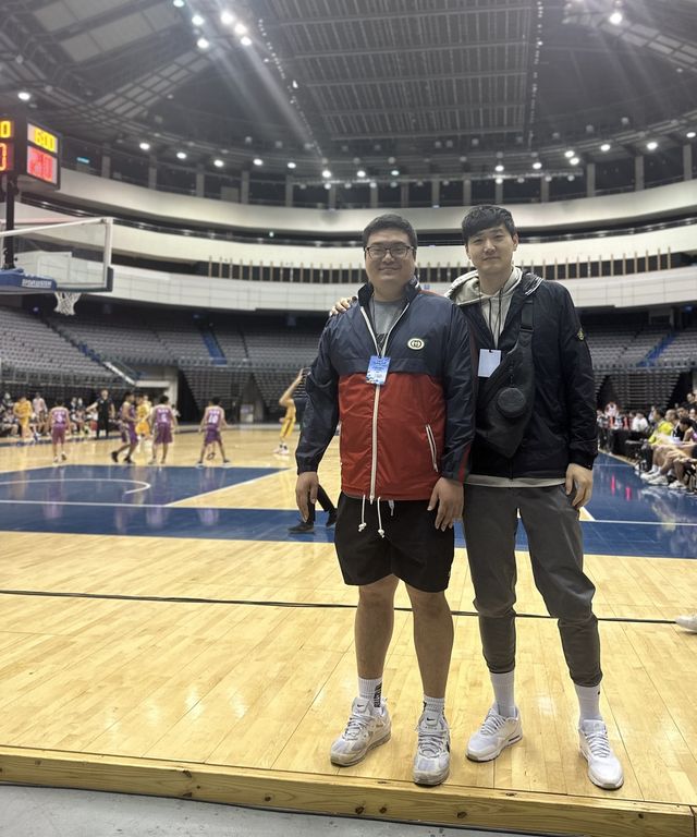 김시완(왼쪽) 안산시농구협회장과 이나남 한국체육교육진흥원 대표