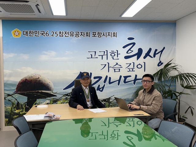 6·25 참전용사와 인터뷰하는 김민석씨(오른쪽)