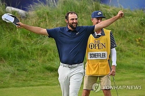 환호하는 셰플러.