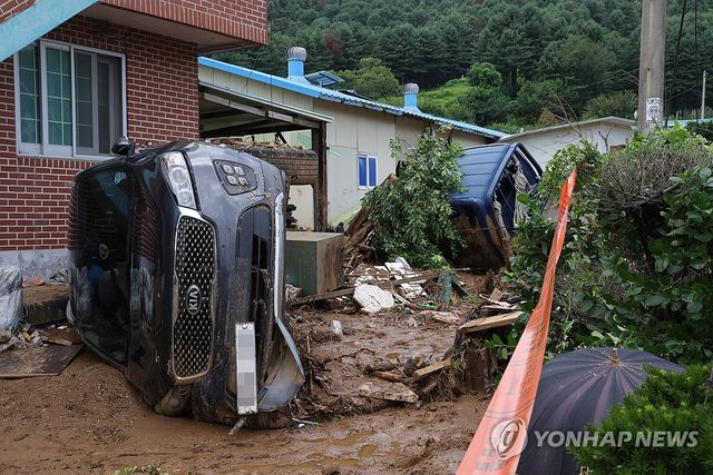 물폭탄에 쓰러진 차량