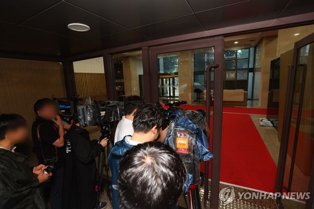 통일교 서울 본부 앞 대기하는 취재진