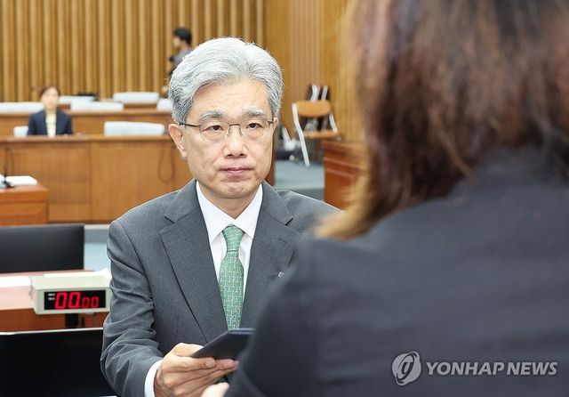 이재정 위원장에게 선서문 제출하는 김상환 후보자