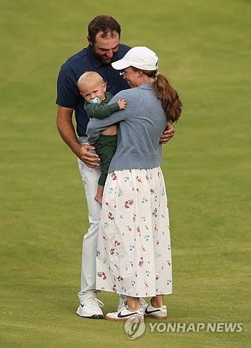 우승 직후 아내와 아들을 껴안는 셰플러.