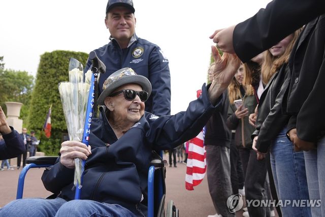 지난 6월 2일 노르망디 미군묘지를 방문한 '파파 제이크' 제이크 라슨