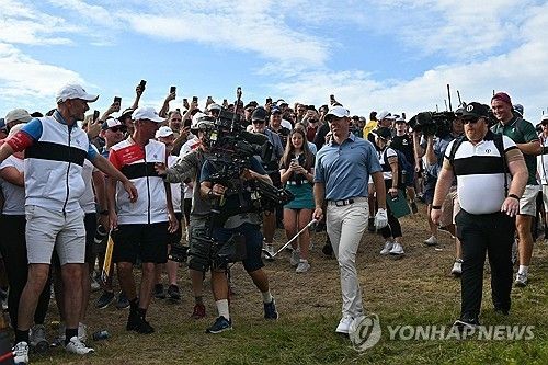 이동하는 로리 매킬로이.