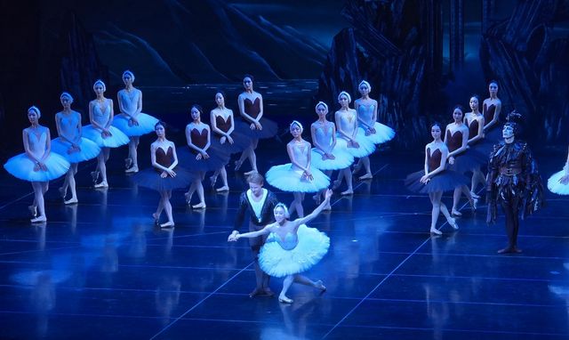 관객에게 인사하는 다닐 심킨과 홍향기