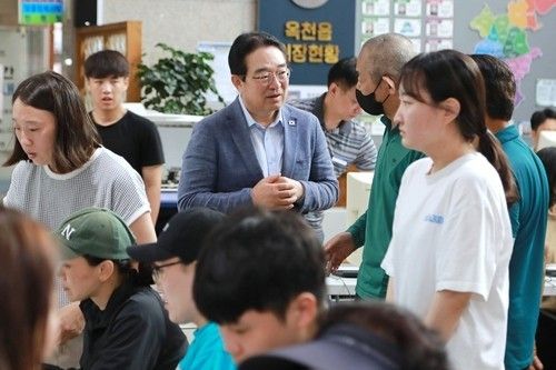 소비쿠폰 발급 안내하는 황규철 옥천군수