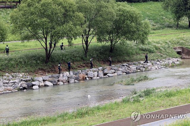 세종에서 물에 휩쓸린 실종자 수색작업 중인 경찰