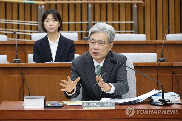 답변하는 김상환 헌재소장 후보