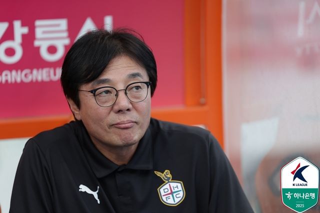 대전하나시티즌의 황선홍 감독