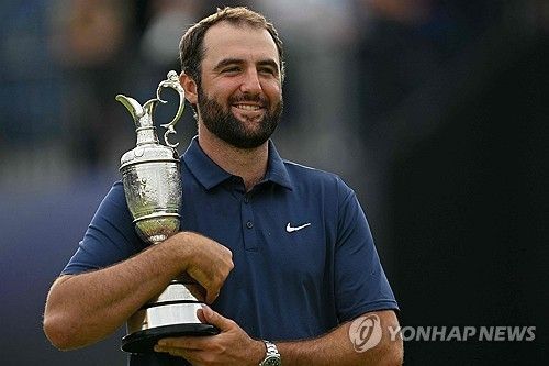 디오픈 우승 트로피 '클라레저그'를 들고 기뻐하는 셰플러.