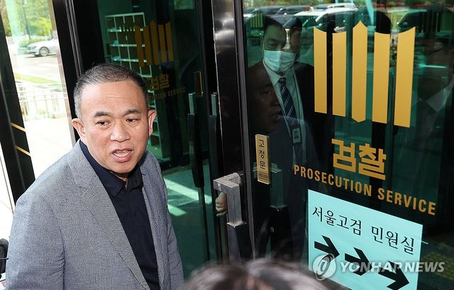 조사 위해 서울고검 향하는 명태균 씨