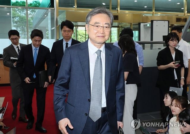 출근하는 조현 외교부 장관