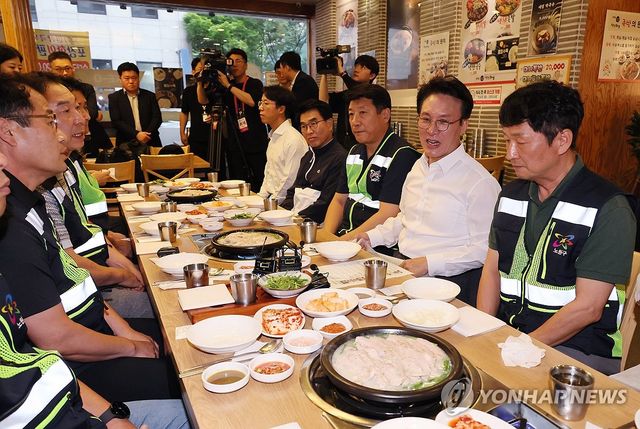 김민석 총리, 환경공무관과 조찬