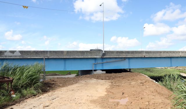 삽교천 제방위에 설치된 삽다리교 교각