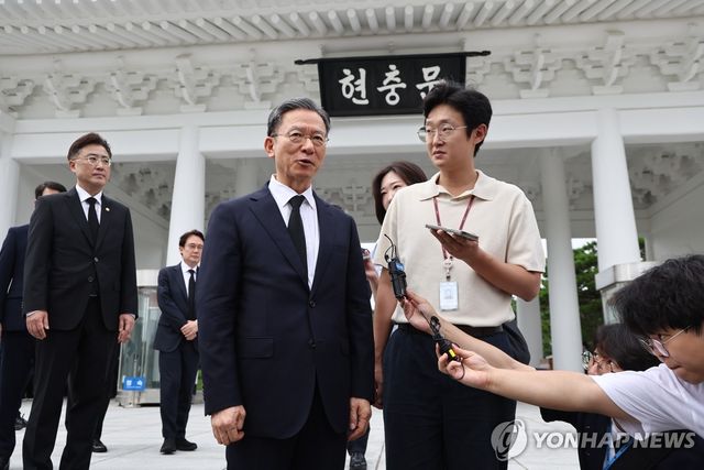 취재진 질문에 답하는 정성호 법무부 장관