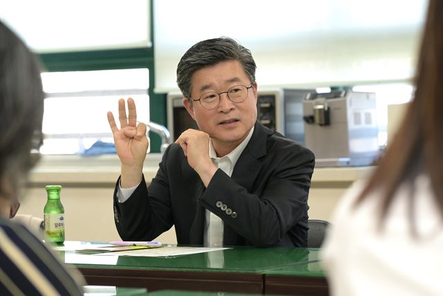 학교현장 간담회에서 소통하는 김길성 서울 중구청장