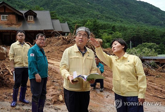 산청 산사태 피해지 점검하는 농식품부 장관과 산림청장