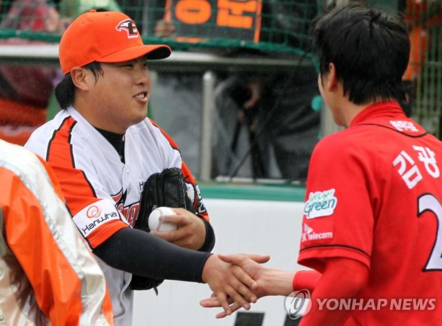 악수하는 류현진,김광현