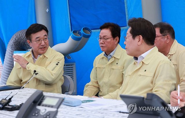 이재명 대통령, 윤호중 행안부 장관과 논의