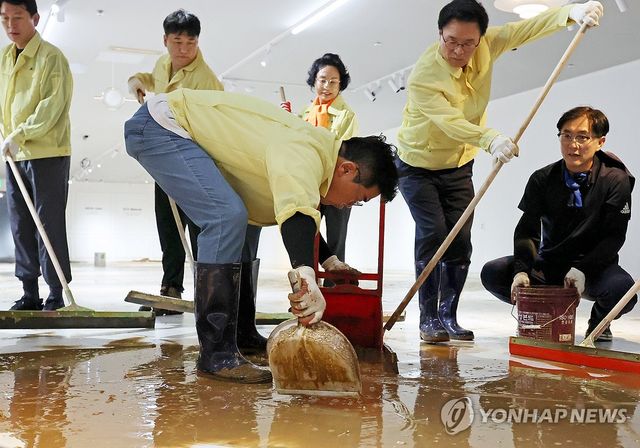 수해 현장 복구 작업하는 박찬대 후보
