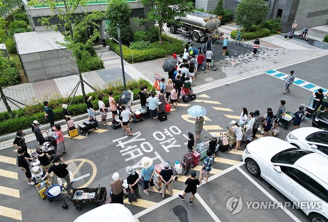 물 받으려 줄 선 아파트 주민들