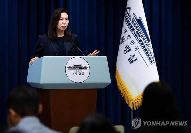 질문에 답하는 강유정 대통령실 대변인