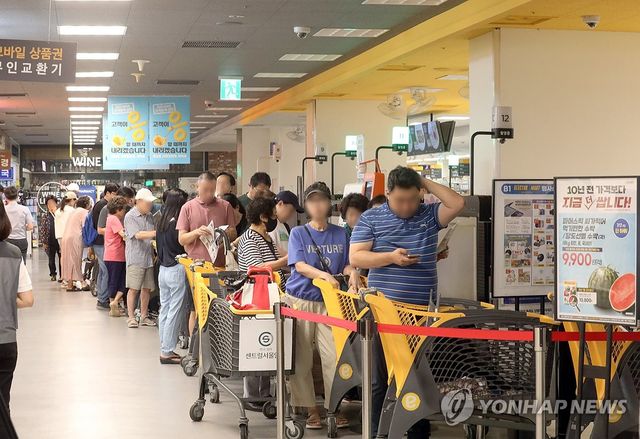 폭우에도 몰려든 이마트 초복 행사