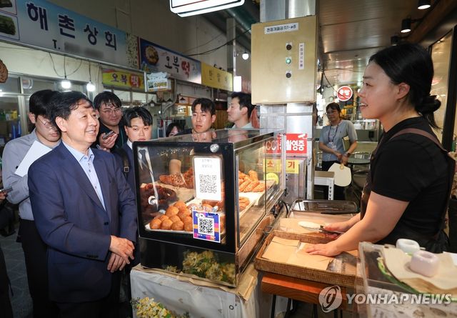 도넛가게 방문한 구윤철 경제부총리