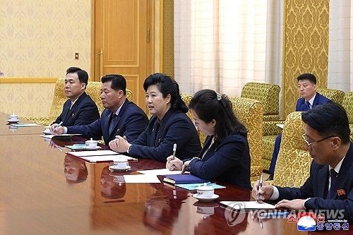 북한 김정순 당 부장, 러 청년근위대 대표단과 담화