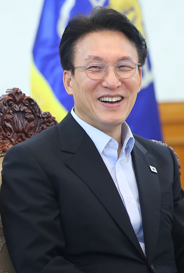 연합뉴스와 APEC 관련 인터뷰하는 김민석 총리