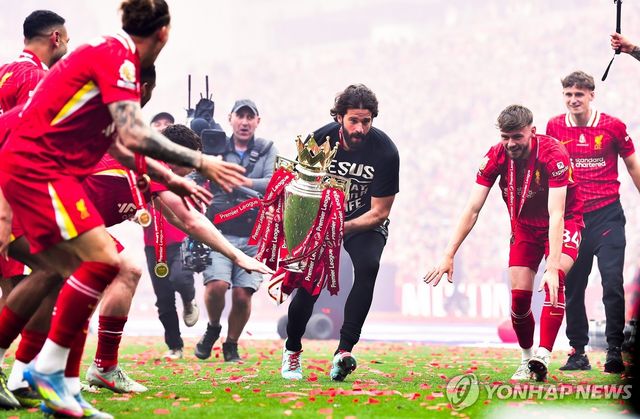 EPL 우승 세리머니를 펼치는 리버풀 선수들