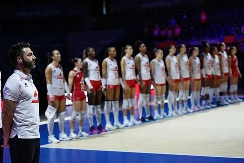 곤살레스 감독(왼쪽)과 프랑스 여자배구 대표팀 선수들