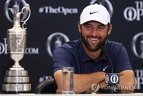 기자회견에서 활짝 웃는 셰플러.