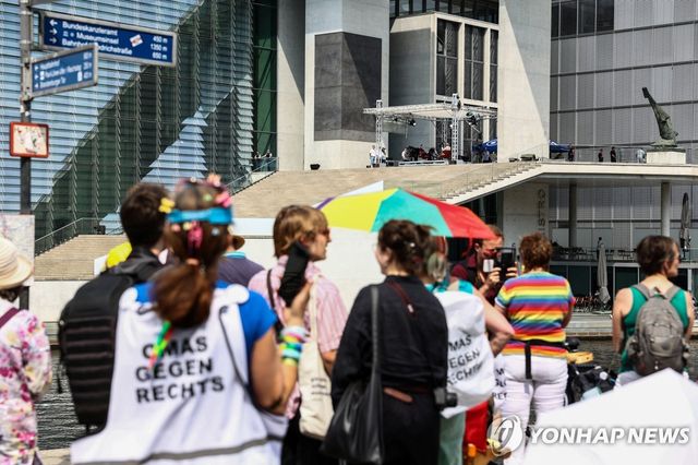 AfD 대표 인터뷰 방해하는 시위대