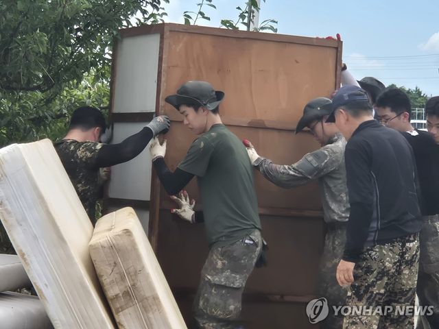 침수피해 민가 복구 지원하는 육군 장병들