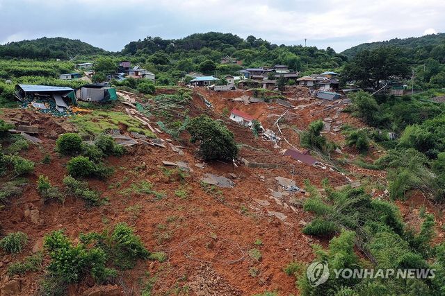 산청 산기슭 마을 매몰
