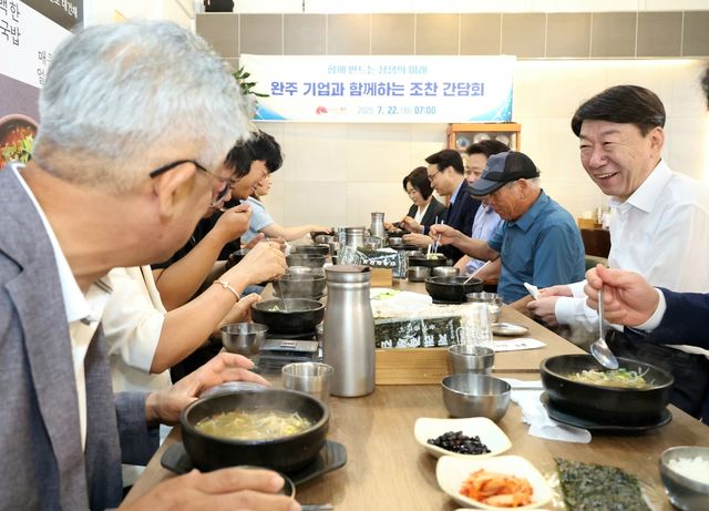 완주 기업인들과 조찬 간담회 갖는 우범기 전주시장(오른쪽)