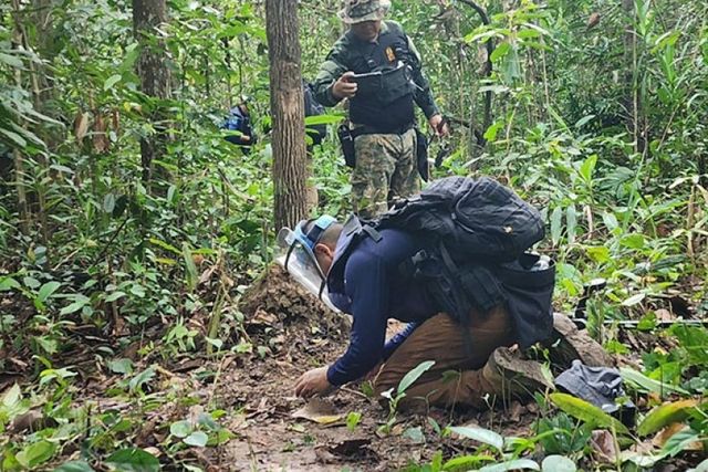 캄보디아와 국경에서 지뢰 수색하는 태국군